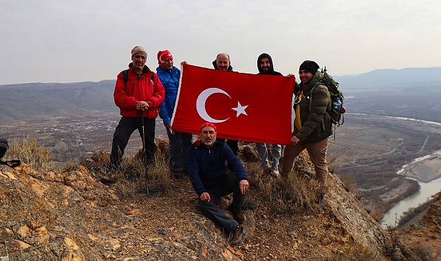 Iğdırlı dağcılar "11 Aralık Uluslararası Dünya Dağ Günü"nü zirvede kutladı