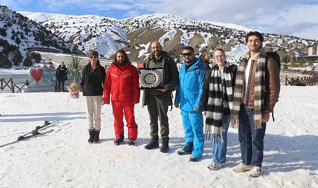 İngiltere'den Ergan Kayak Merkezine gelenler davul zurnayla karşılandı