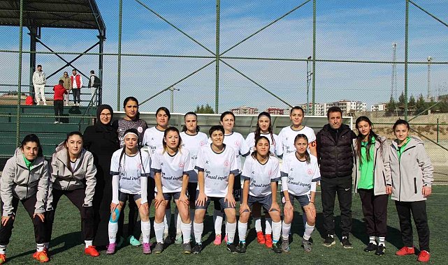 İş insanı Salih Karakaya, Ağrı Kadın Futbol Takımı'na forma sponsoru oldu