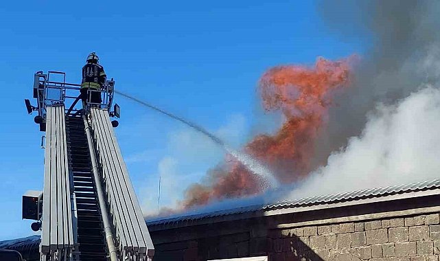 İtfaiye ekipleri tarihi binadaki yangını söndürmek için seferber oldu