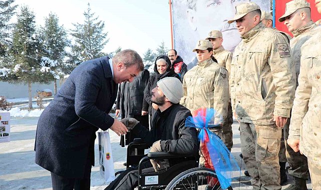 Jandarmadan engellilere tekerlekli sandalye desteği