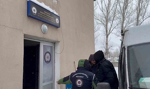 Kamyonetin kasasına gizlenmiş bölümde kaçak göçmenler yakalandı