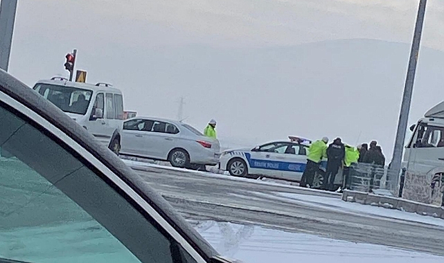 Kar yağışı trafik kazalarını beraberinde getirdi