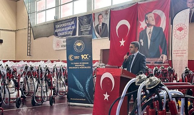 Karayazı'da üreticilere süt sağım makinesi desteği