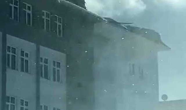 Karlıova'da fırtına çatıyı uçurdu