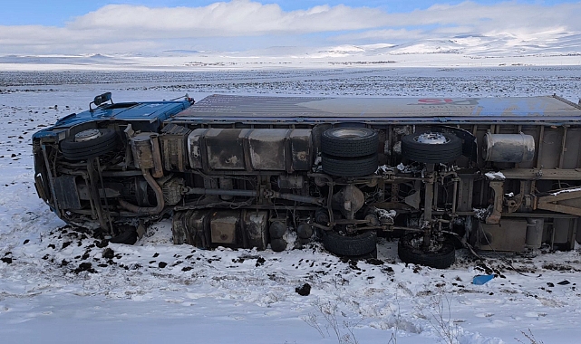 Kars-Ardahan karayolunda tır devrildi