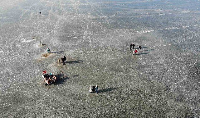 Kars Çıldır Gölü'nde dörtnala atlı kızak keyfi