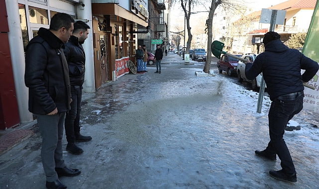 Kars’ta buz tutan caddelerde tuzlama yapılıyor