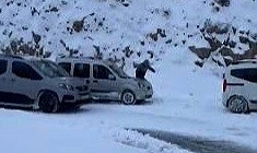 Kars'ta buz tutan yolda mahsur kaldılar
