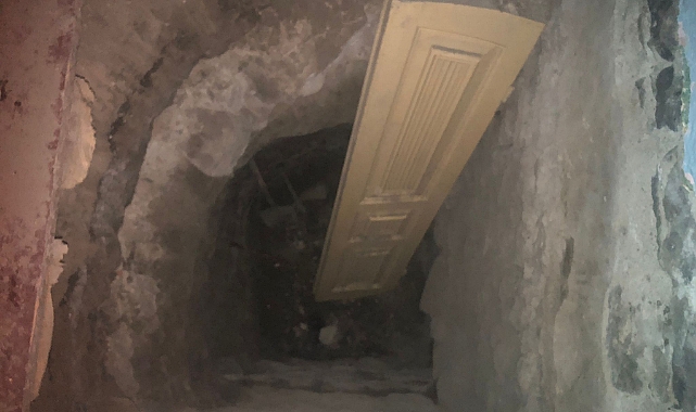 Kars'ta defineciler tarihi binayı talan etti