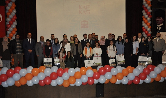 Kars'ta en fazla kitap okuyan öğrenciler ödüllendirildi