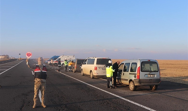 Kars'ta "Fermuar Sistemi İle Yaşama Yol Ver" uygulaması yayılıyor