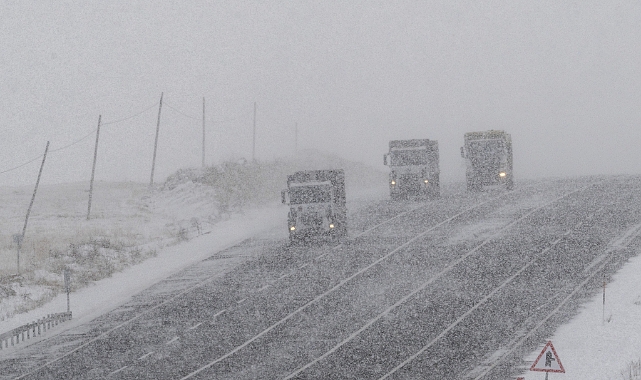 Kars'ta kar ve tipi ulaşımı aksattı