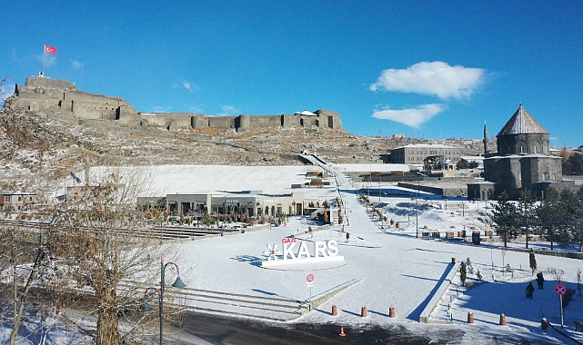 Kars'ta kar yerini soğuk havaya bıraktı