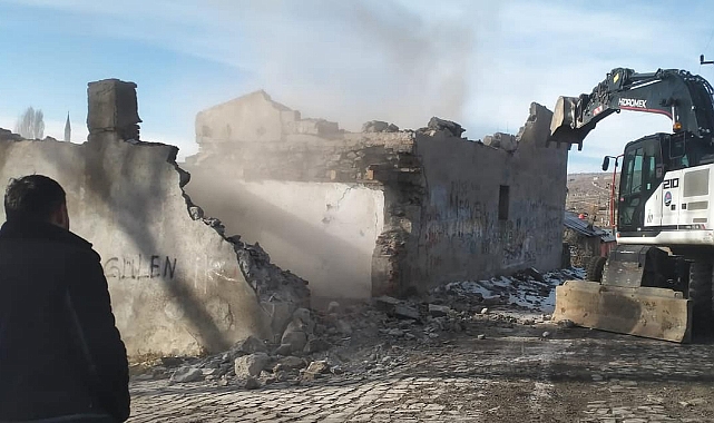 Kars'ta metruk binaların yıkımı soğuk havada devam ediyor