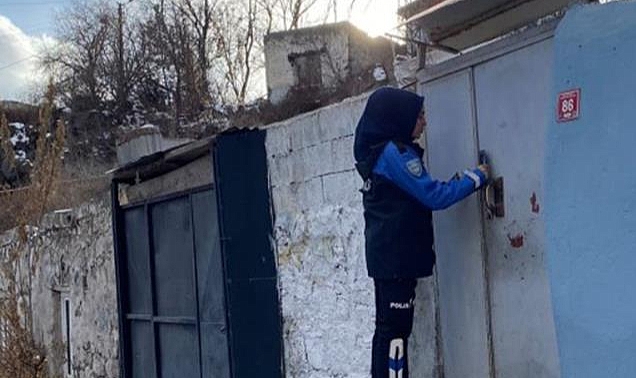 Kars'ta polis karbonmonoksit zehirlenmelerine karşı broşür dağıtarak uyardı