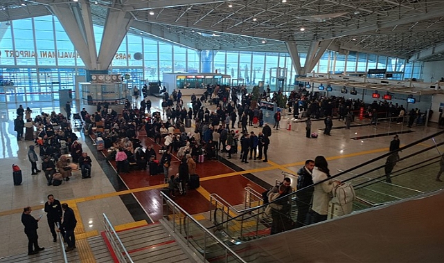 Kars'ta yüzlerce yolcu uçmayı bekliyor