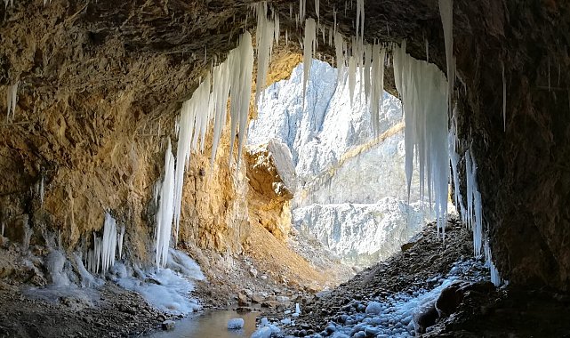 Kemaliye'de 'dünyanın en zorlu yolları' arasında gösterilen "Taş Yolu" buz tuttu