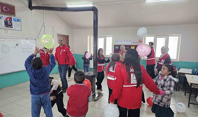 Kızılay gönüllüleri, kar yağışı altında köy çocuklarının yüzünü güldürdü