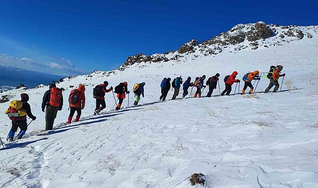 Küçük Erek Dağı'na zirve tırmanışı