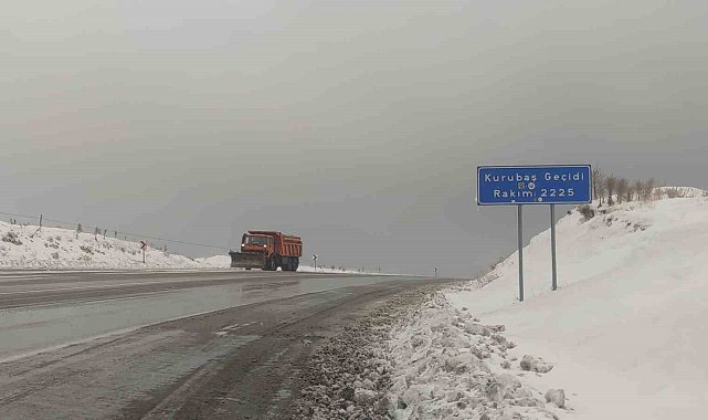 Kurubaş ve Güzeldere geçitlerinde kar yağışı etkili oldu