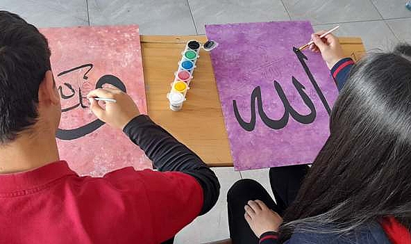 Lise öğrencileri hat sanatına katkı sunuyor
