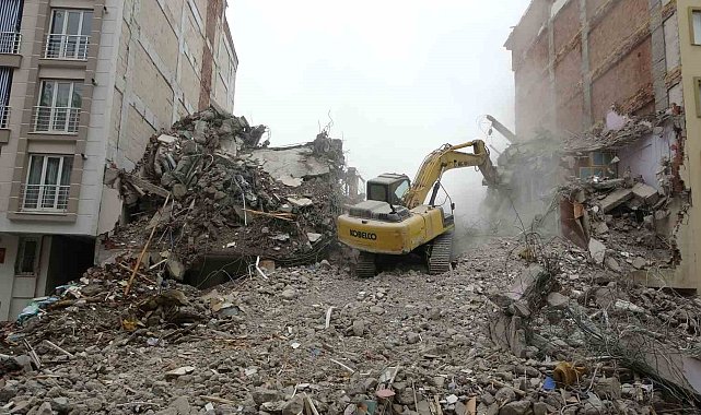 Malatya'da ağır hasarlı binaların yıkım işlemleri sürüyor