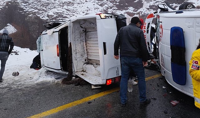 Malatya'da ambulans ile pikap çarpıştı: 1'i ağır 5 yaralı