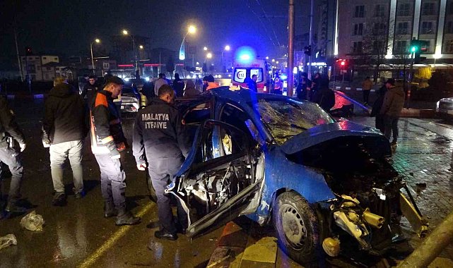 Malatya'da feci kaza... Kavşakta çarpışan 2 araç hurdaya döndü: 4 yaralı