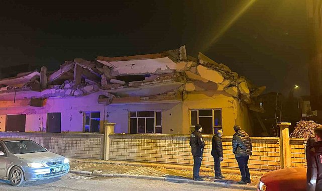 Malatya'da hasarlı 4 katlı bina çöktü