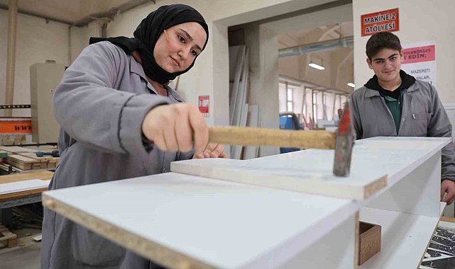 Mobilya bölümünün tek kız öğrencisi: Kulağında kalem elinde çekiç, erkeklere taş çıkartıyor