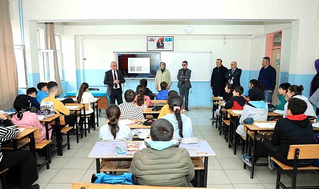 Müdür Gür ortaokul öğrencileri ile derse katıldı