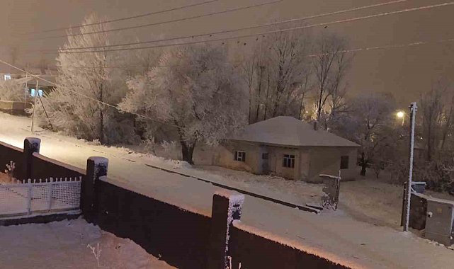Muradiye'de kar yağışı: 27 yerleşim yerinin yolu kapandı