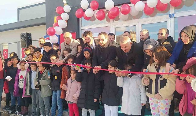 Muradiye'de yarı olimpik yüzme havuzu hizmete girdi