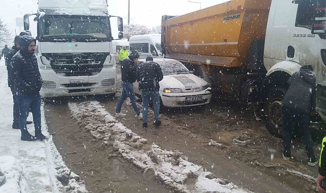 Muş'ta 3 aracın karıştığı zincirleme kaza meydana geldi