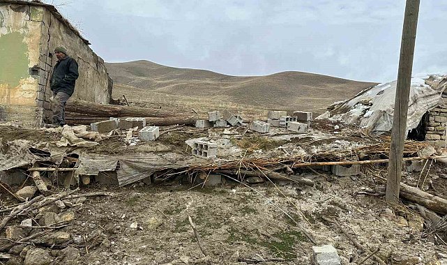 Muş'ta ahır çöktü: 30 küçükbaş hayvan telef oldu
