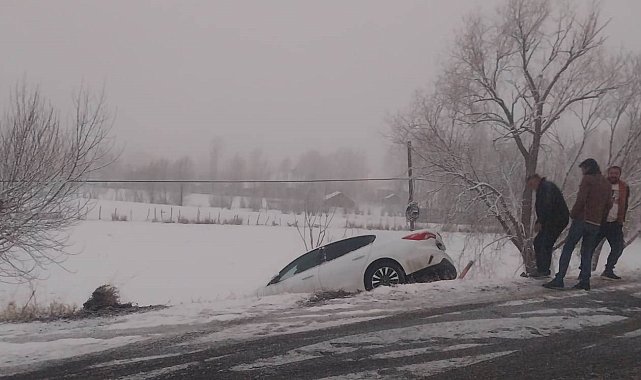 Muş'ta bir otomobil yağışın etkisi ile yoldan çıktı