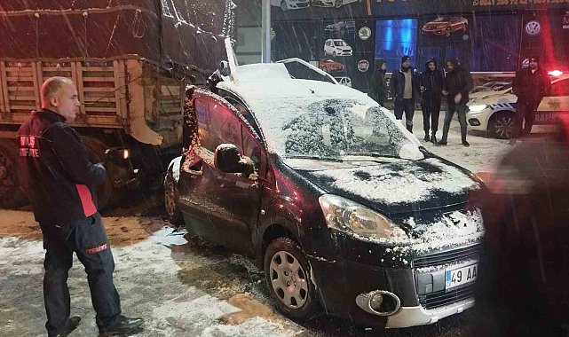Muş'ta buzlu yolda çekiciye çarpan otomobildeki 5 kişi yarandı