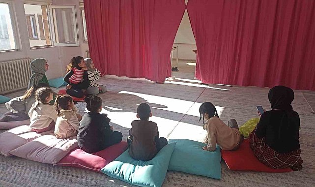 Muş'ta üniversite öğrencileri ve çocuklar drama etkinliğinde buluştu