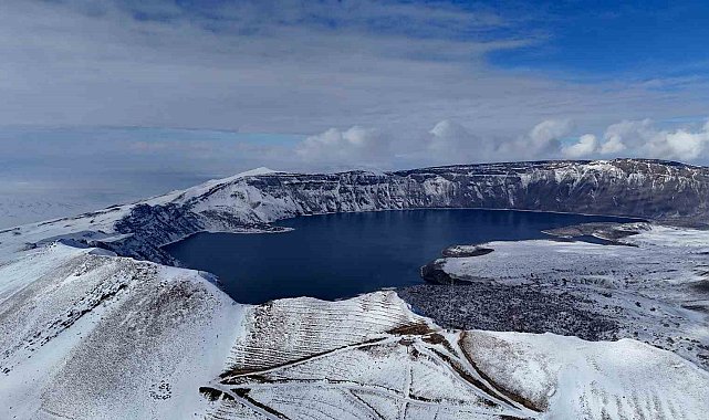 Nemrut Krater Gölü'nün karlı görüntüsü hayran bırakıyor
