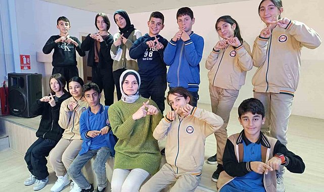 Öğrenciler engelleri kaldırmak için 'İşaret Dili' öğreniyor