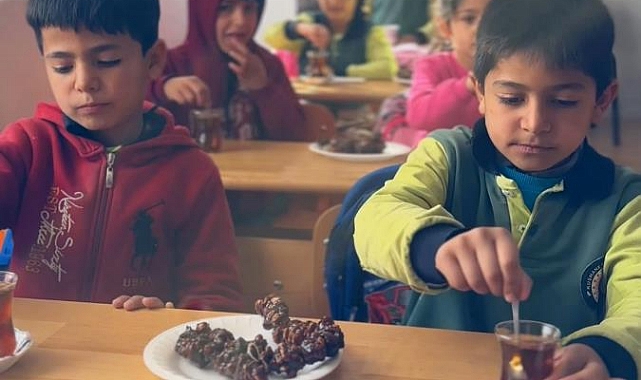 Öğrencileriyle birlikte orcik yaptı, sosyal medyada milyonlar izledi