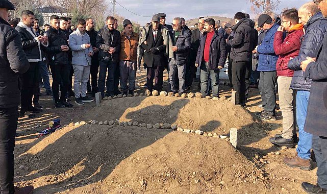 Otobüs kazasında hayatını kaybeden genç çift, yan yana defnedildi