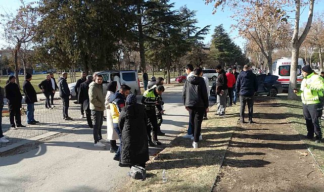 Otomobillerin çarpıştığı kazada 2'si çocuk 3 kişi yaralandı