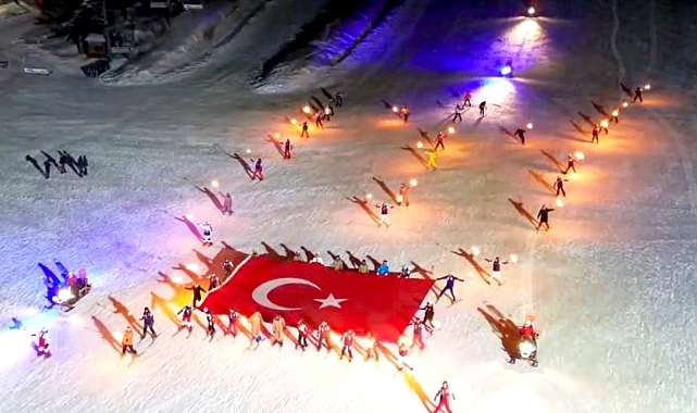 Sarıkamış Kayak Merkezi'nde meşaleler geceyi aydınlattı