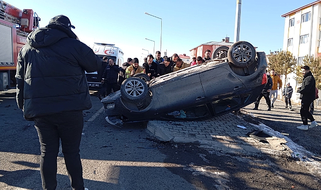 Sarıkamış'ta trafik kazasında 2 kişi yaralandı