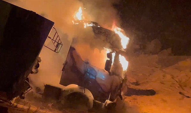 Sarıkamış'ta kaza yapan tır alev topuna döndü