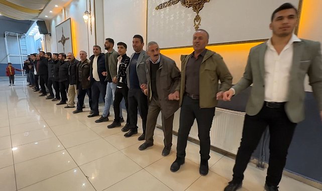Şoförler halay çekerek günlerini kutladı