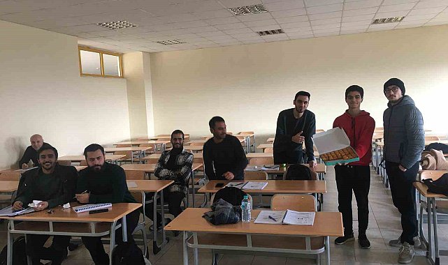 Suriyeli öğrenci, ülkesinin Esad'dan kurtuluşunu sınıfta tatlı dağıtarak kutladı