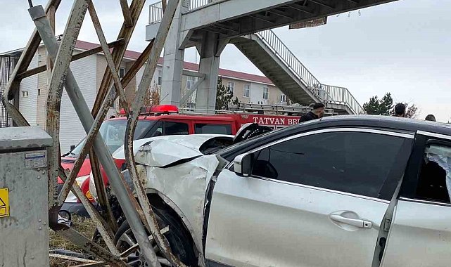 Tatvan'da otomobil direğe çarptı: 1 yaralı